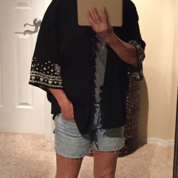 Pretty Boho looking shrug - Picture 3 of 5