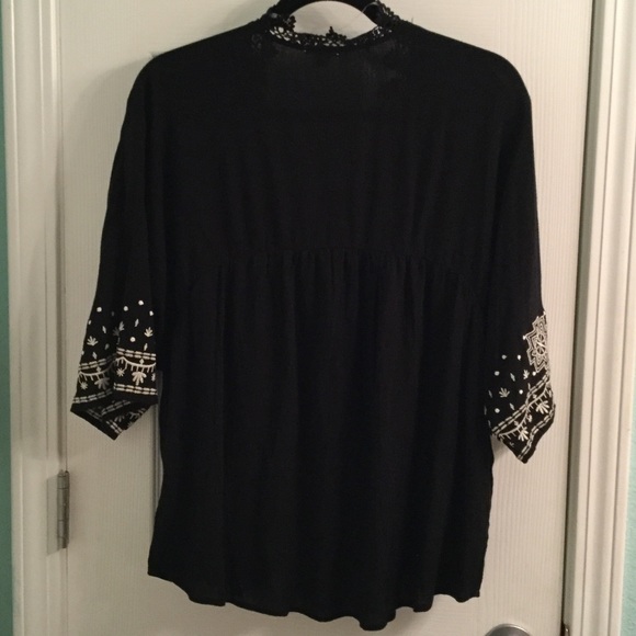 Pretty Boho looking shrug - Picture 2 of 5