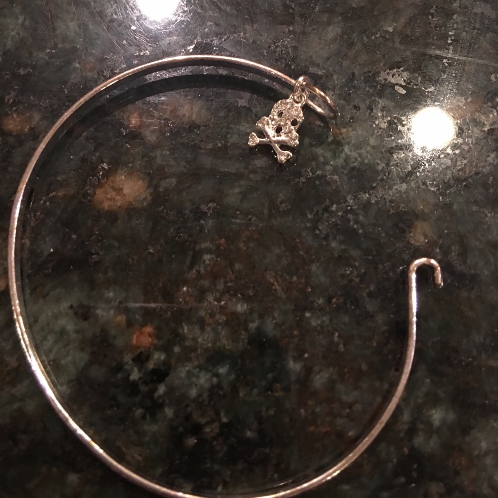 Skull dangle bracelet.