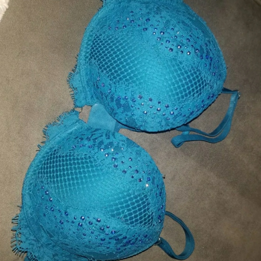 34B Victoria secret bra bombshell