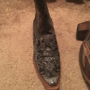 Black Corral alligator boots.