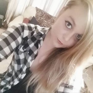 Meet your Posher, Larissa