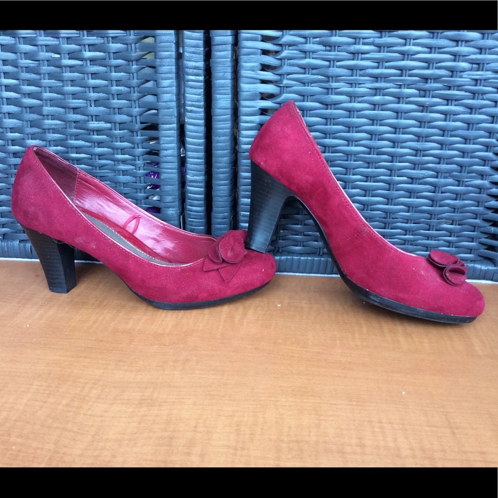 Craft & Barrow Red Pumps