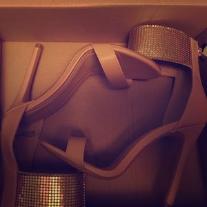 Nude adorable heels!