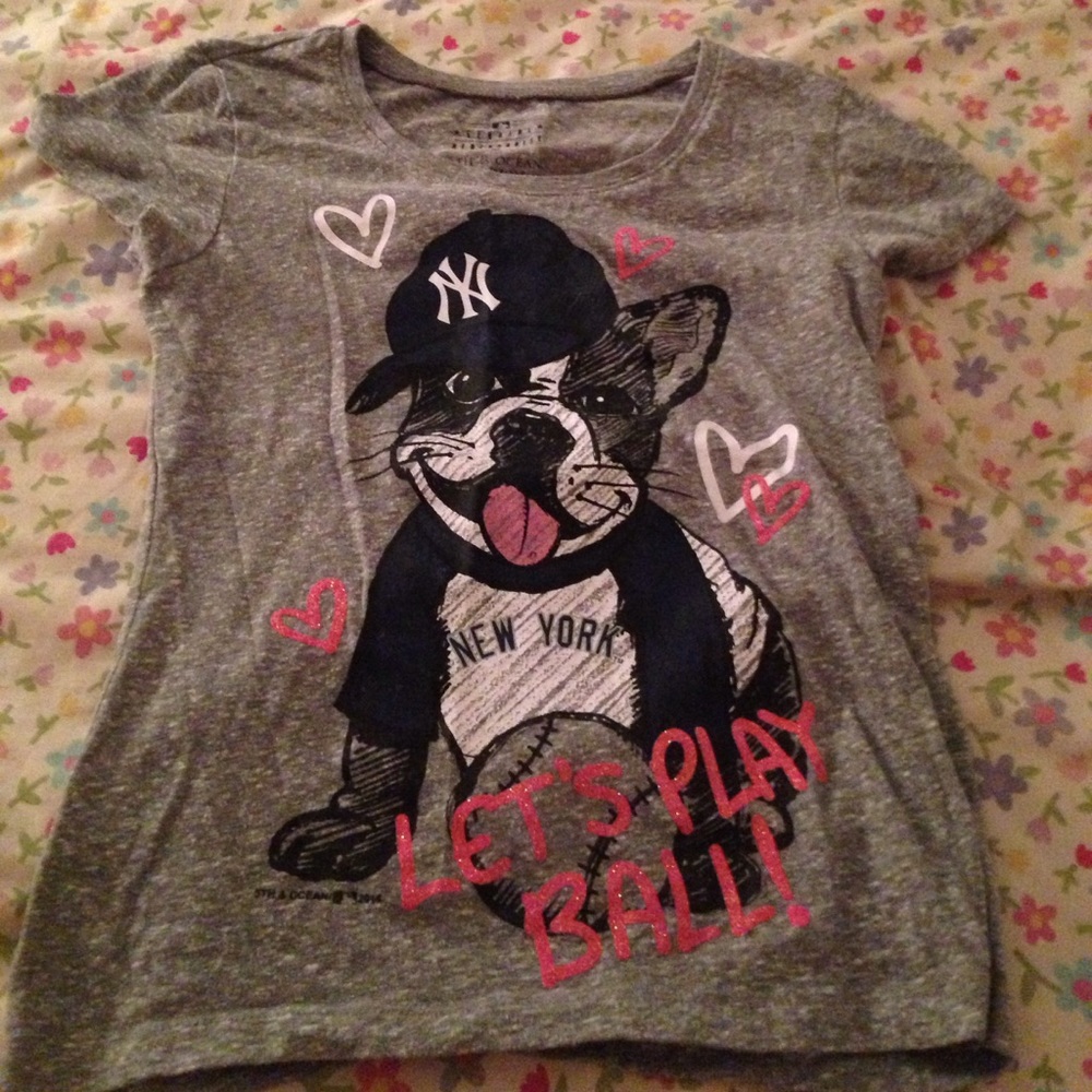 A Yankees Tee shirt that has a bull dog on it.