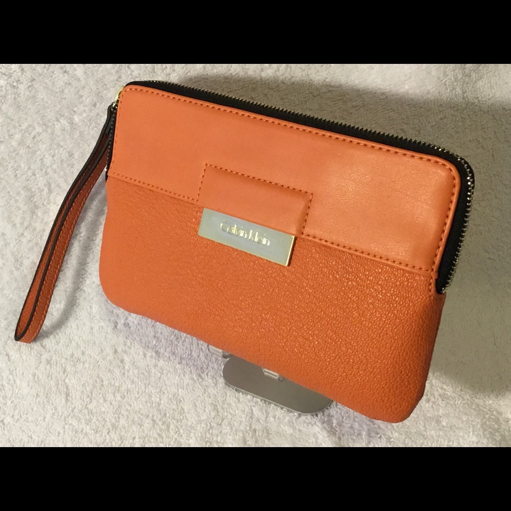 orange Authentic Large wristlet Calvin Klein.