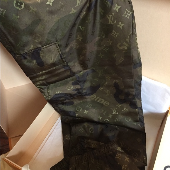 Supreme LV Camo Joggers - Picture 3 of 5
