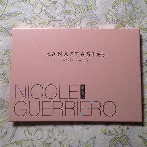 Anastasia Beverly Hills Nicole Glow Kit