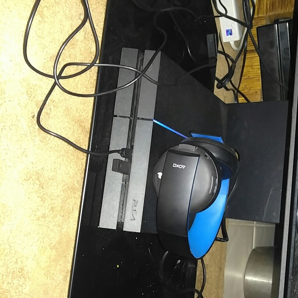 Ps4 console with 4 Games, Ps Gold Headphones and 1