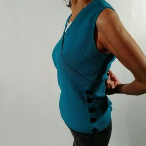 Cable and gauge teal sleeveless shirt