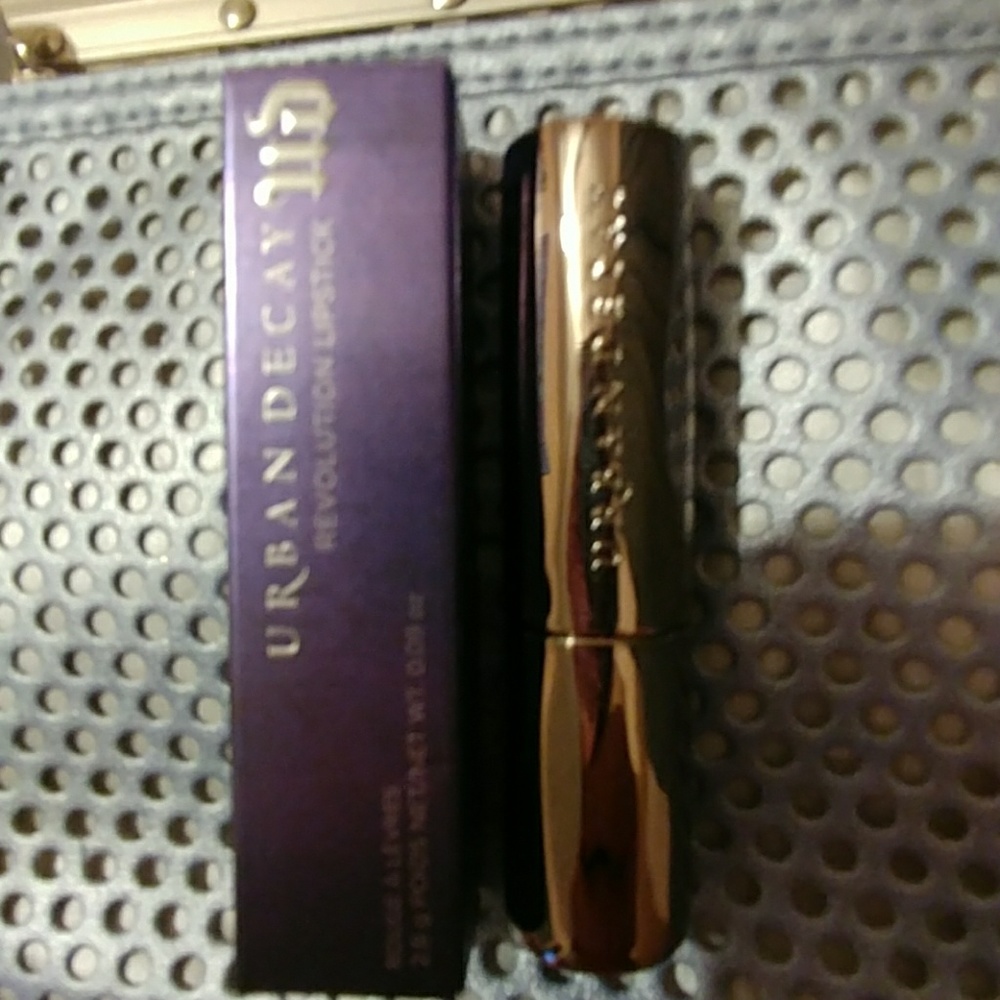 Urban Decay Revolution lipstick 💄 color: shame