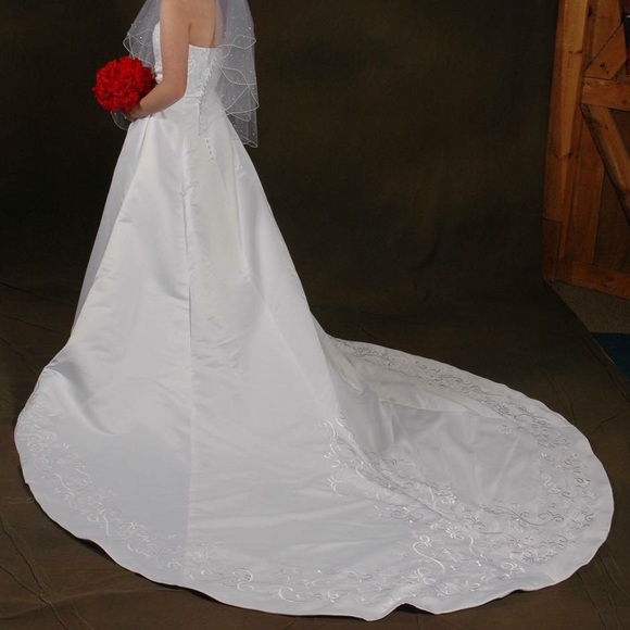 Size 6 wedding gown - Picture 2 of 3