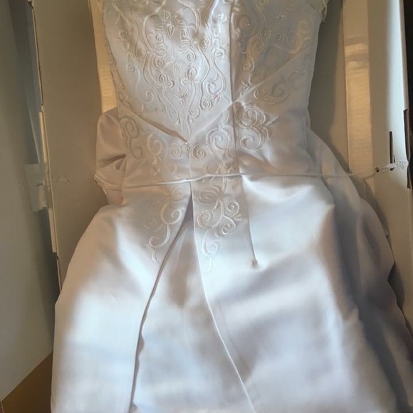 Size 6 wedding gown - Picture 3 of 3