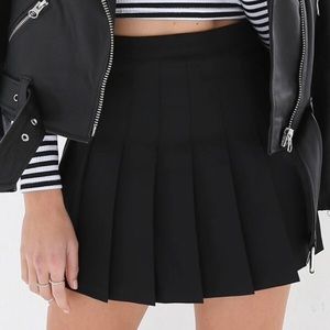 Super cute Forever 21 black pleated skirt, size M
