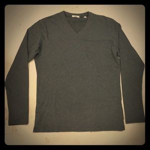 Uniqlo NWOT- long sleeve v neck t-shirt