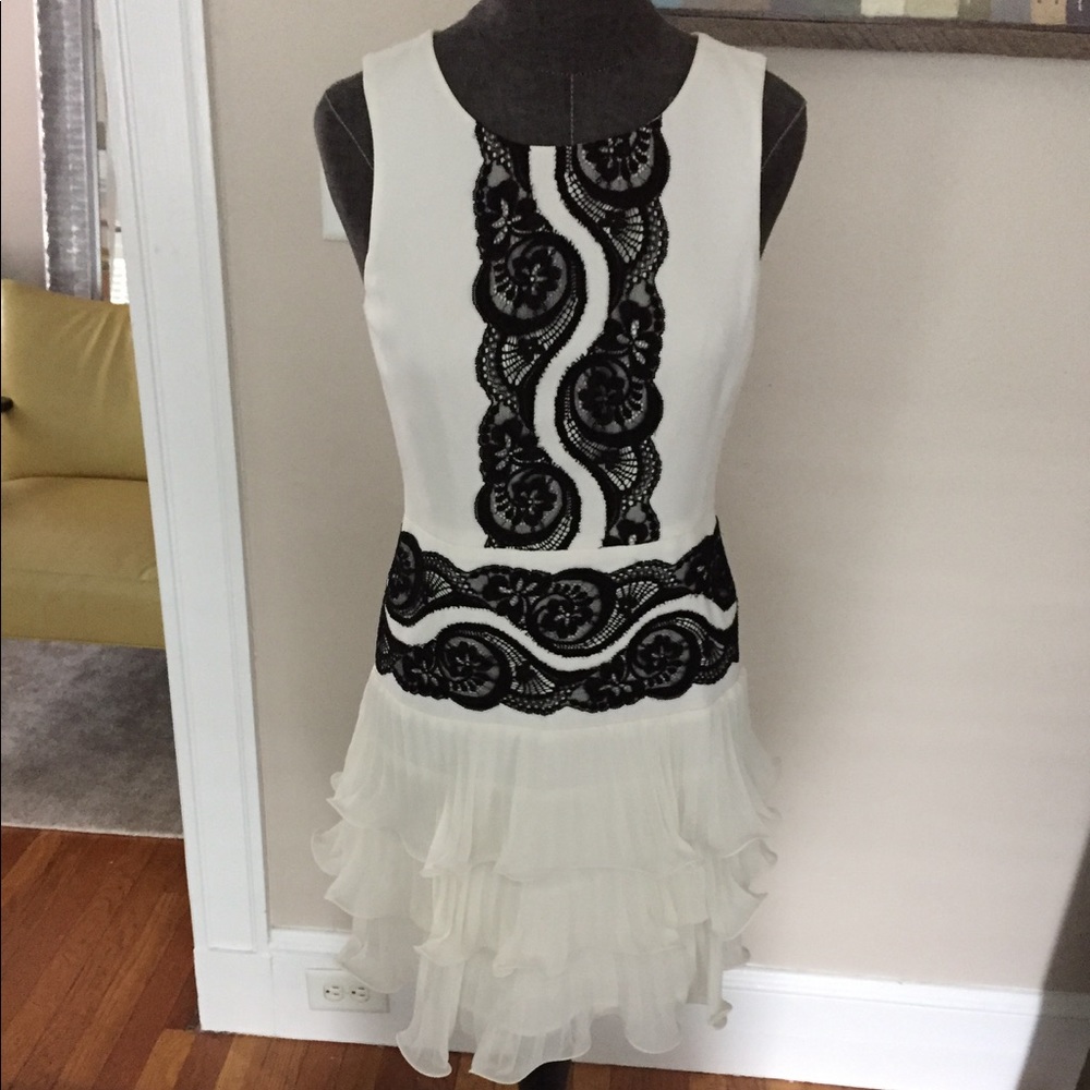 BCBG white and black dress size 4 new w tags