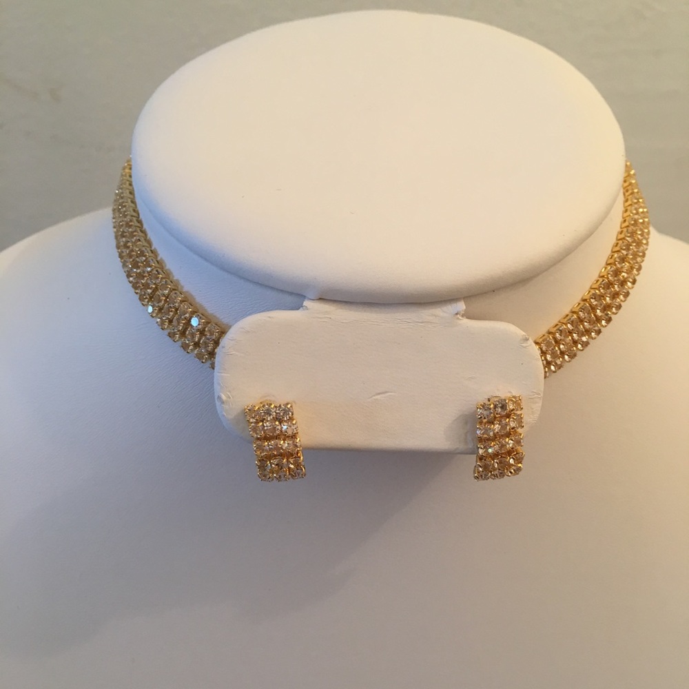 Women's choker with earrings