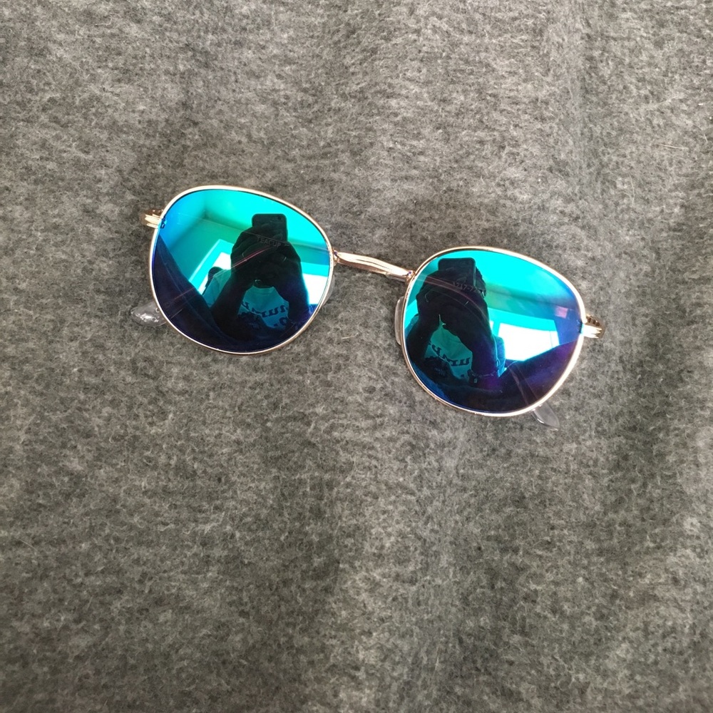 Blue flash mirror sunnies