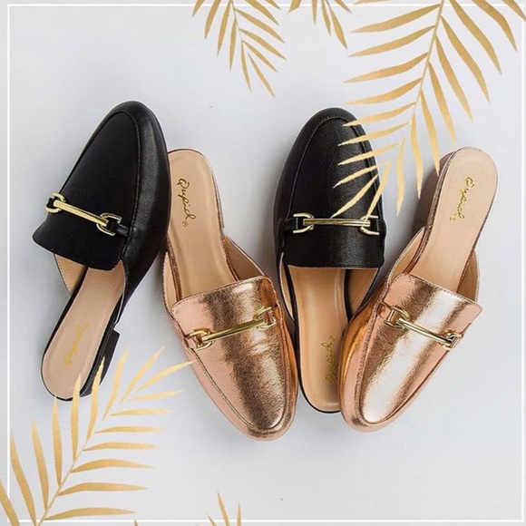 ✨RESTOCKED✨ NWT. Black loafer w/ gold chain - Picture 2 of 8