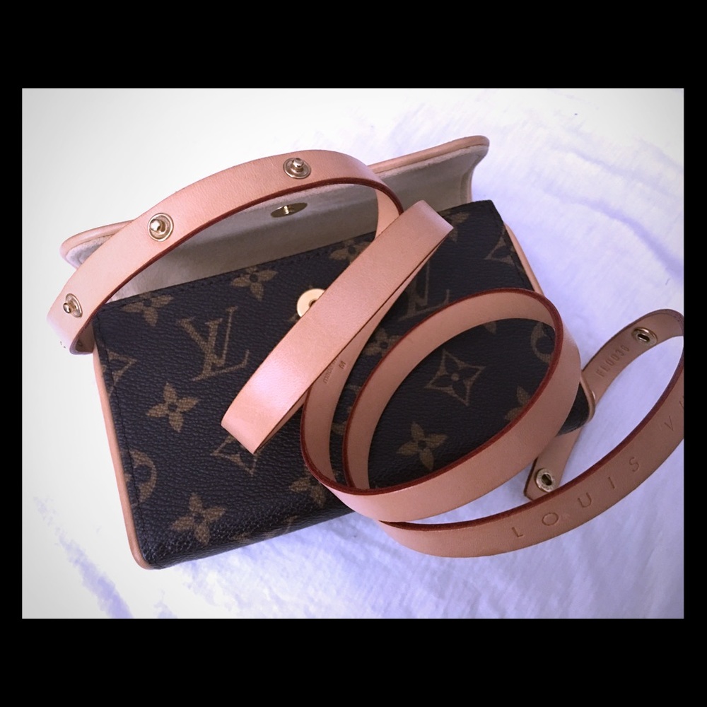 💥SOLD💥 Authentic LV M Pochette Florentine