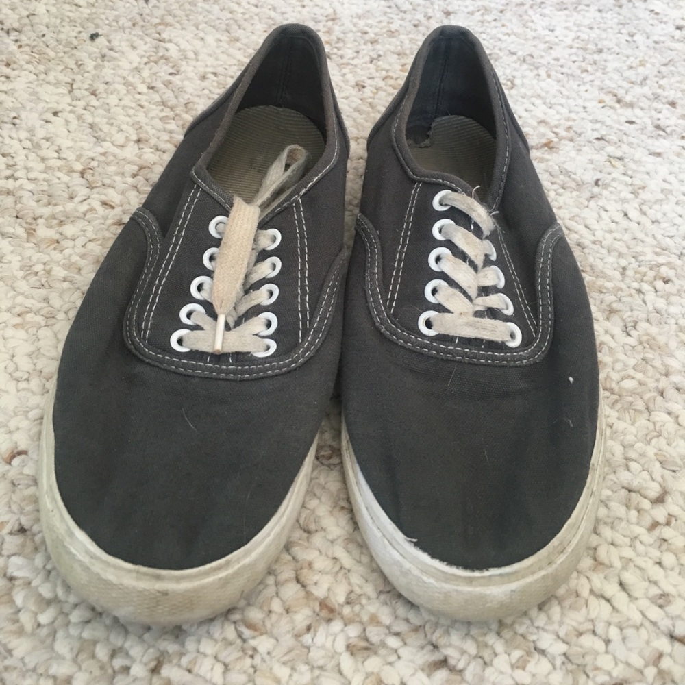 Grey pair of sneaker. Size 8
