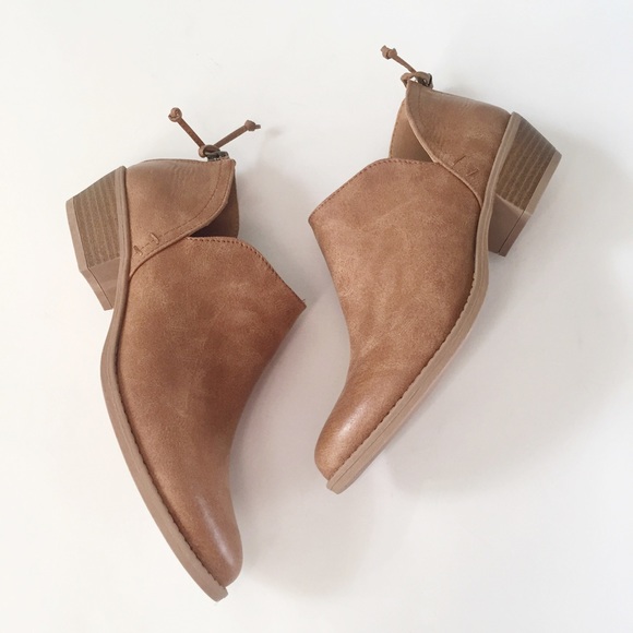 NWT. Camel low ankle bootie - Picture 2 of 6