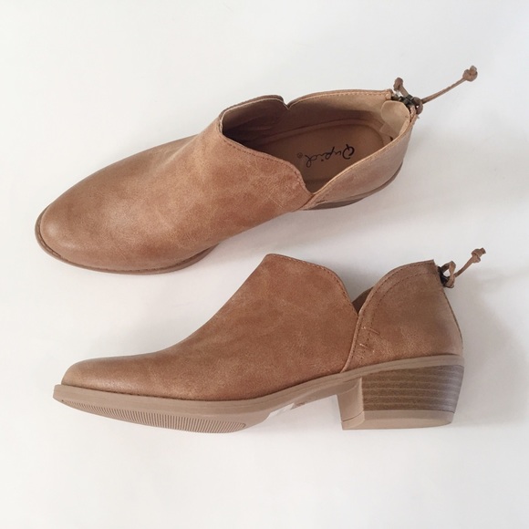 NWT. Camel low ankle bootie - Picture 4 of 6