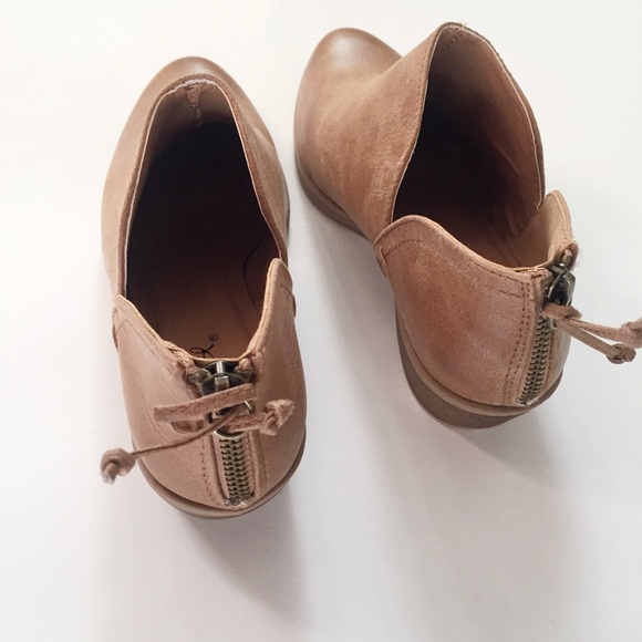 NWT. Camel low ankle bootie - Picture 5 of 6