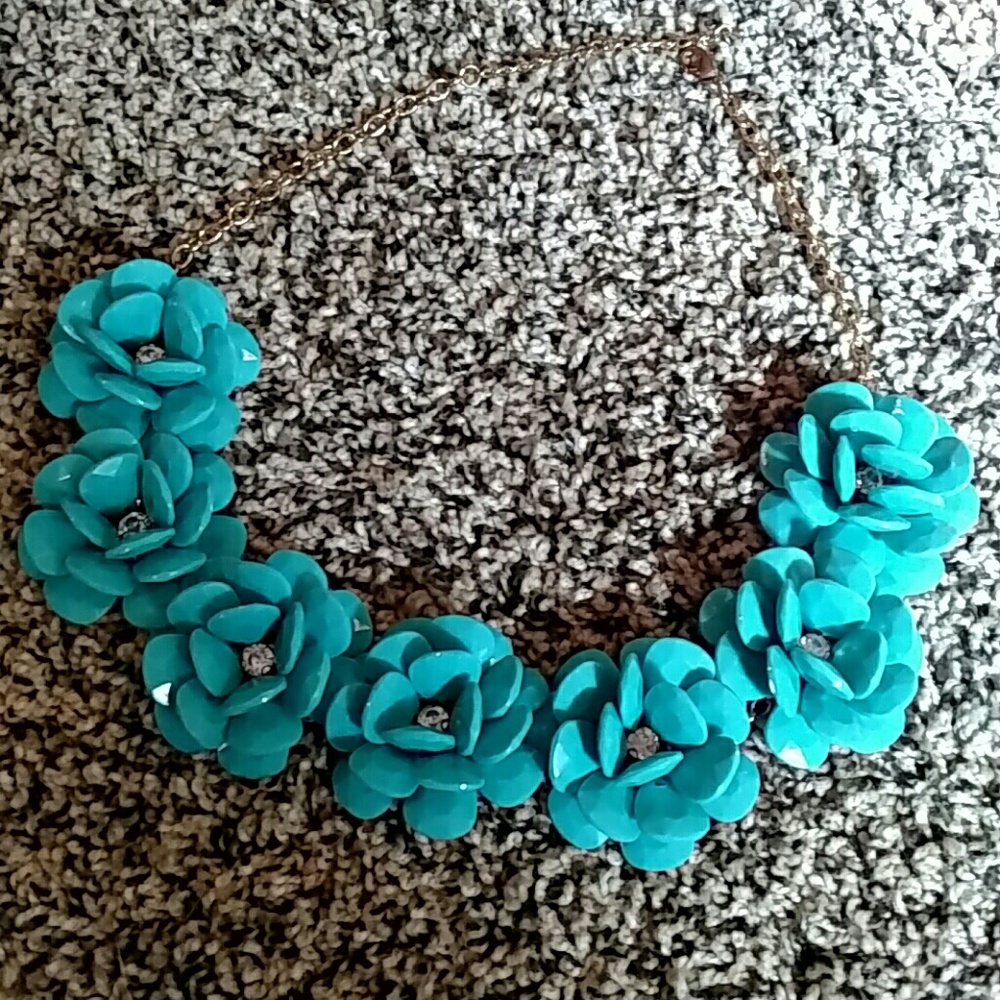 Flower necklace- costume jewelry