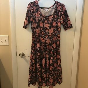 Large lularoe black Nicole dress w/ dusty roses.