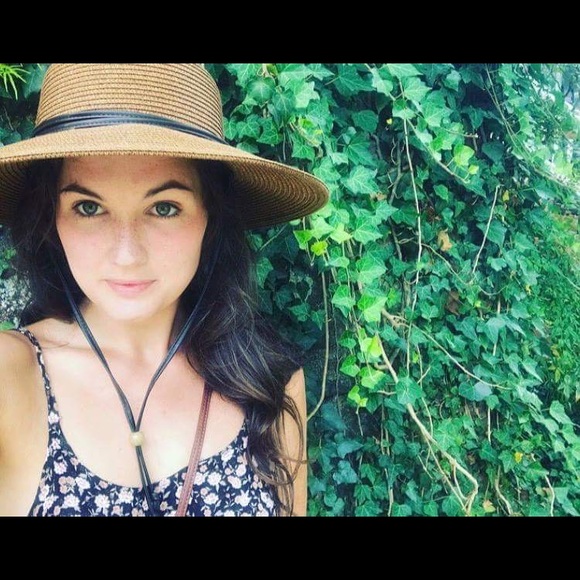 Meet your Posher’s Jacki and Cali Hawk - Picture 3 of 8