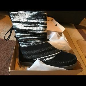 Brand New in Box TOMS Nepal Black Suede SZ 7.5