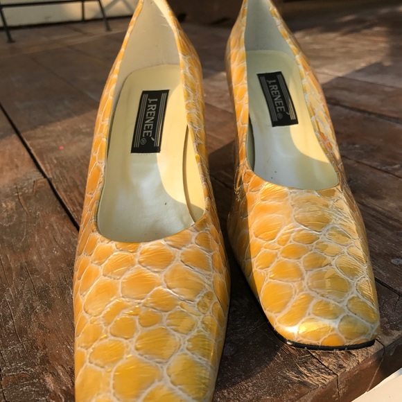 Yellow pumps - Picture 2 of 7