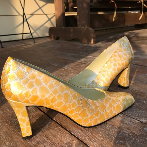 Yellow pumps - Picture 3 of 7