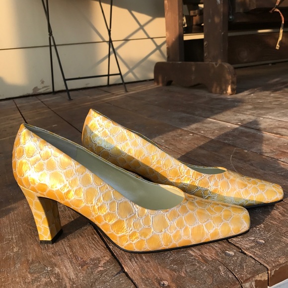 Yellow pumps - Picture 4 of 7