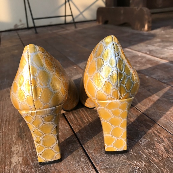 Yellow pumps - Picture 6 of 7