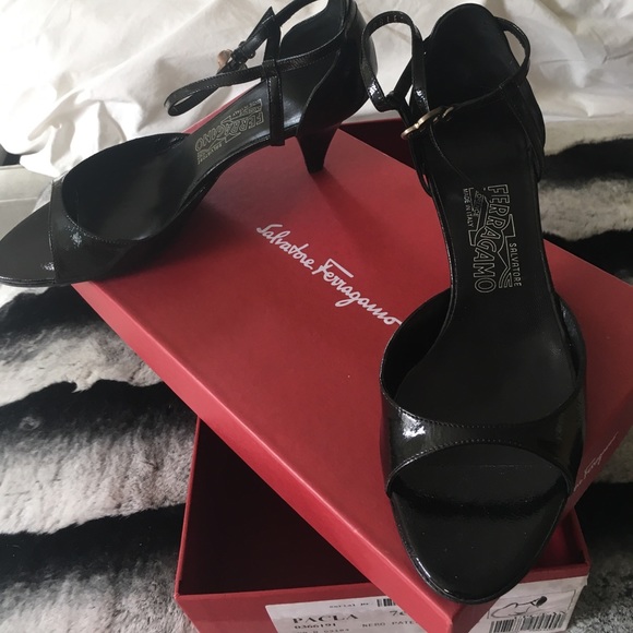 ๐HOST PICK๐ NEW Ferragamo Kitten Heels - Picture 2 of 4