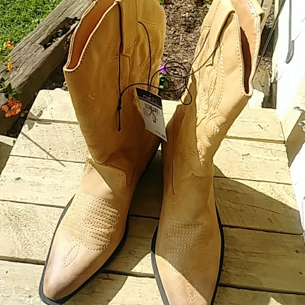 TAN & BROWN COWBOY BOOTS NWT SIZE 7/8