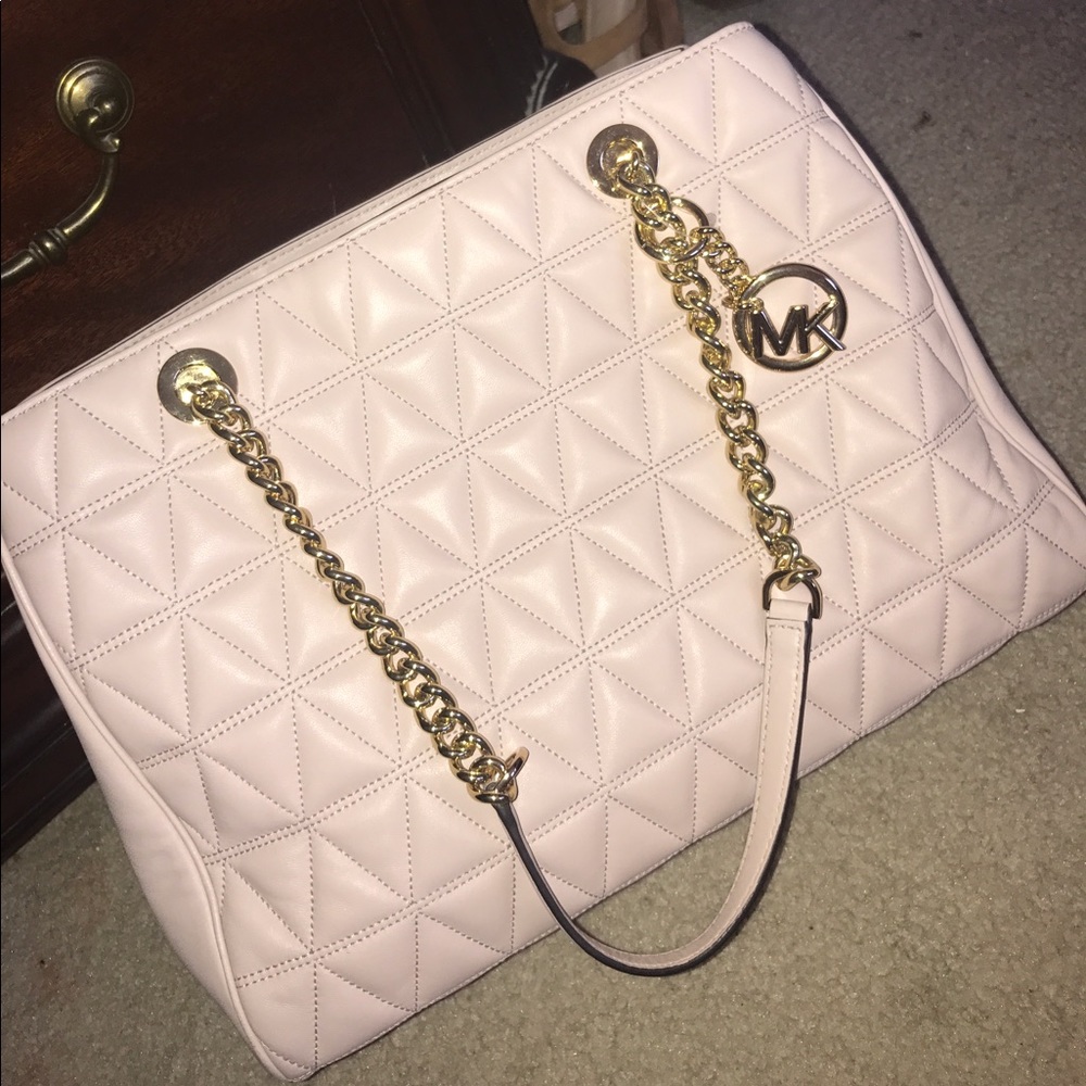 NEEDS TO GO MAKE OFFER Michael Kors Purse