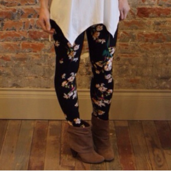 🚨 LAST ONE 🚨 Black Floral Soft Leggings - Picture 2 of 5
