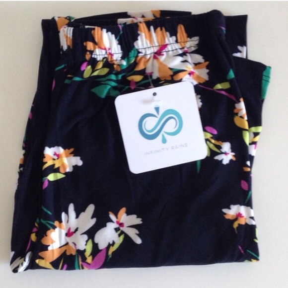 🚨 LAST ONE 🚨 Black Floral Soft Leggings - Picture 3 of 5