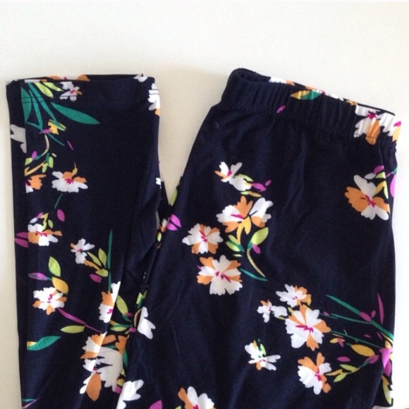 🚨 LAST ONE 🚨 Black Floral Soft Leggings - Picture 4 of 5