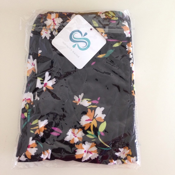 🚨 LAST ONE 🚨 Black Floral Soft Leggings - Picture 5 of 5