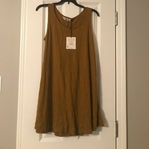 Mustard yellow/brownish tank.  Great layer piece