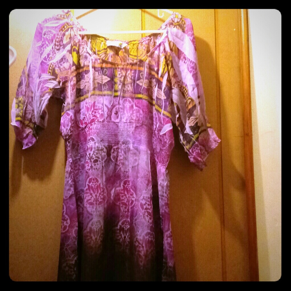 This is a gorgeous tunic styled dress blouse by Un