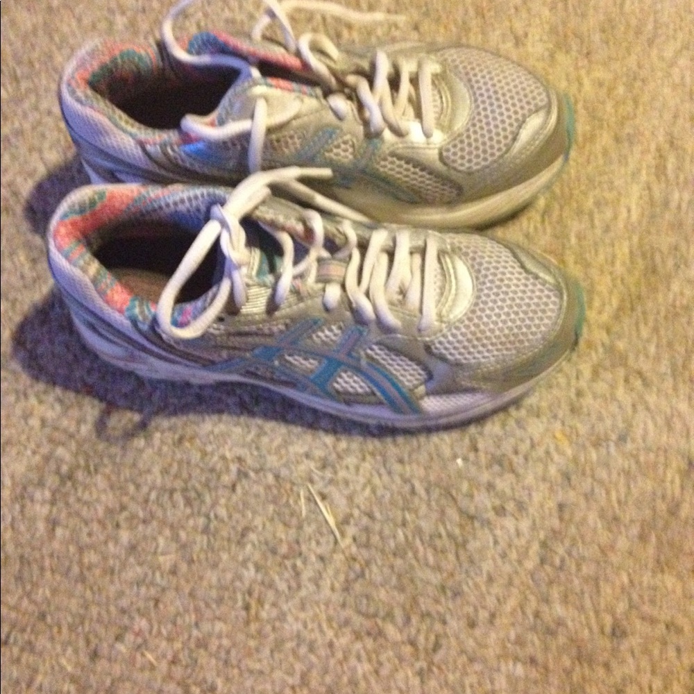 Athletic shoes