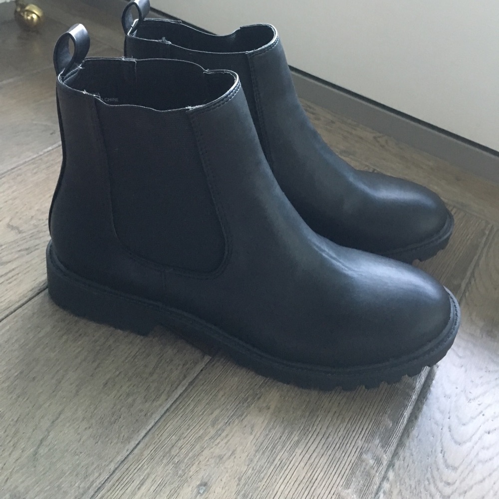 NWOT Chelsea boots