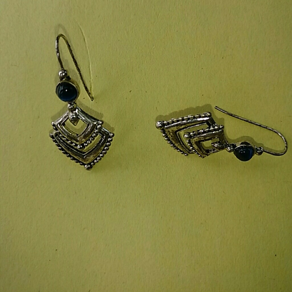 ✨Avon earrings✨