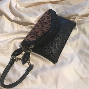 Leopard snap close clutch