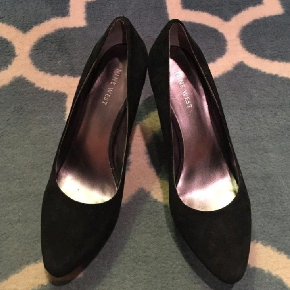 Black beautiful pumps